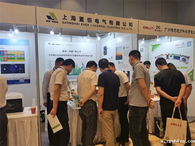 置恒工作人员向行业专家领导介绍产品 置恒携卓能电连接产品受邀参加第十一届中国智能电网学术研讨会(图3)